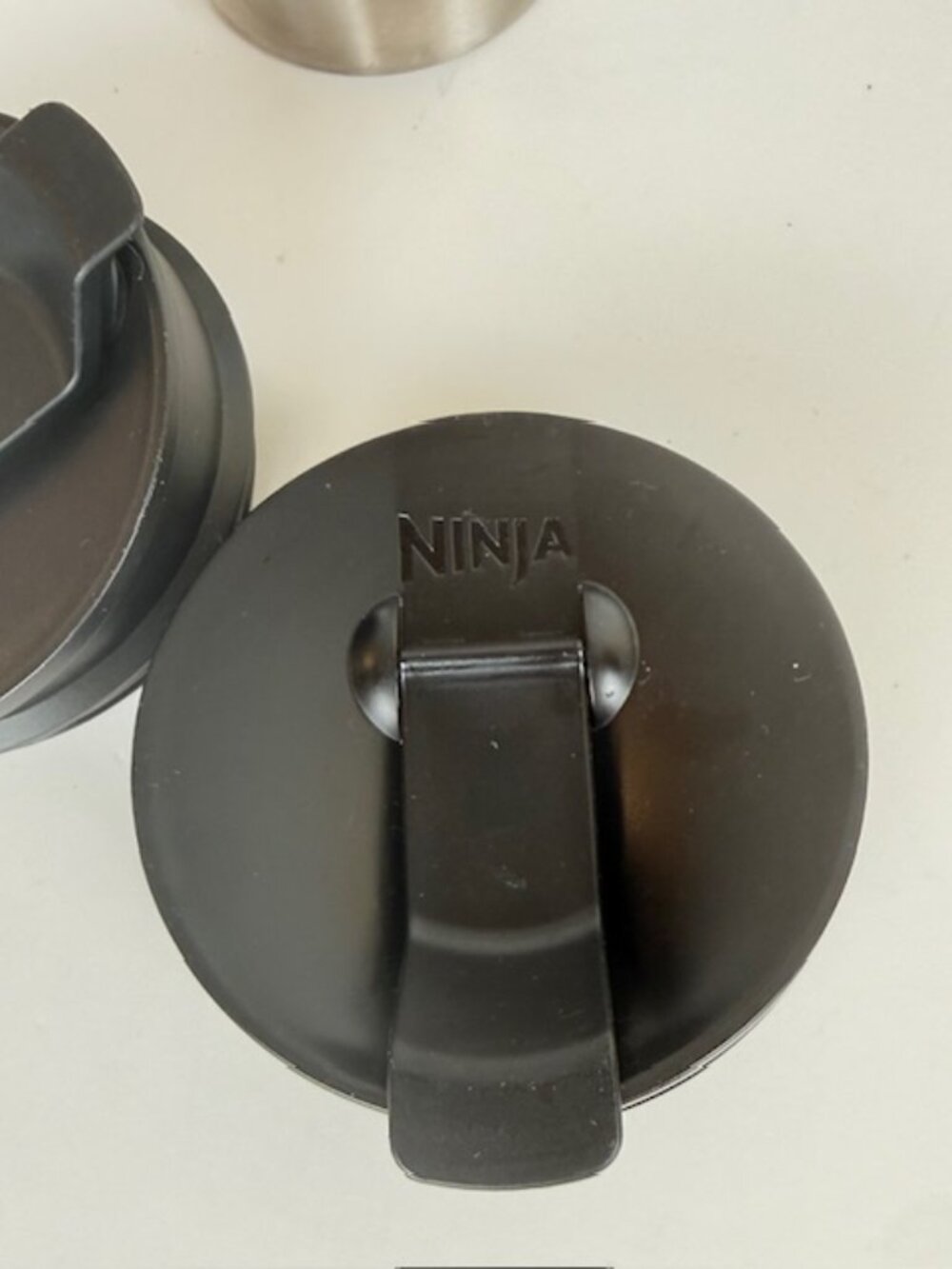 Nutri Ninja Cup Stainless Steel 650 ml with (3) Sip & Seal Lids - Picture 3 of 6